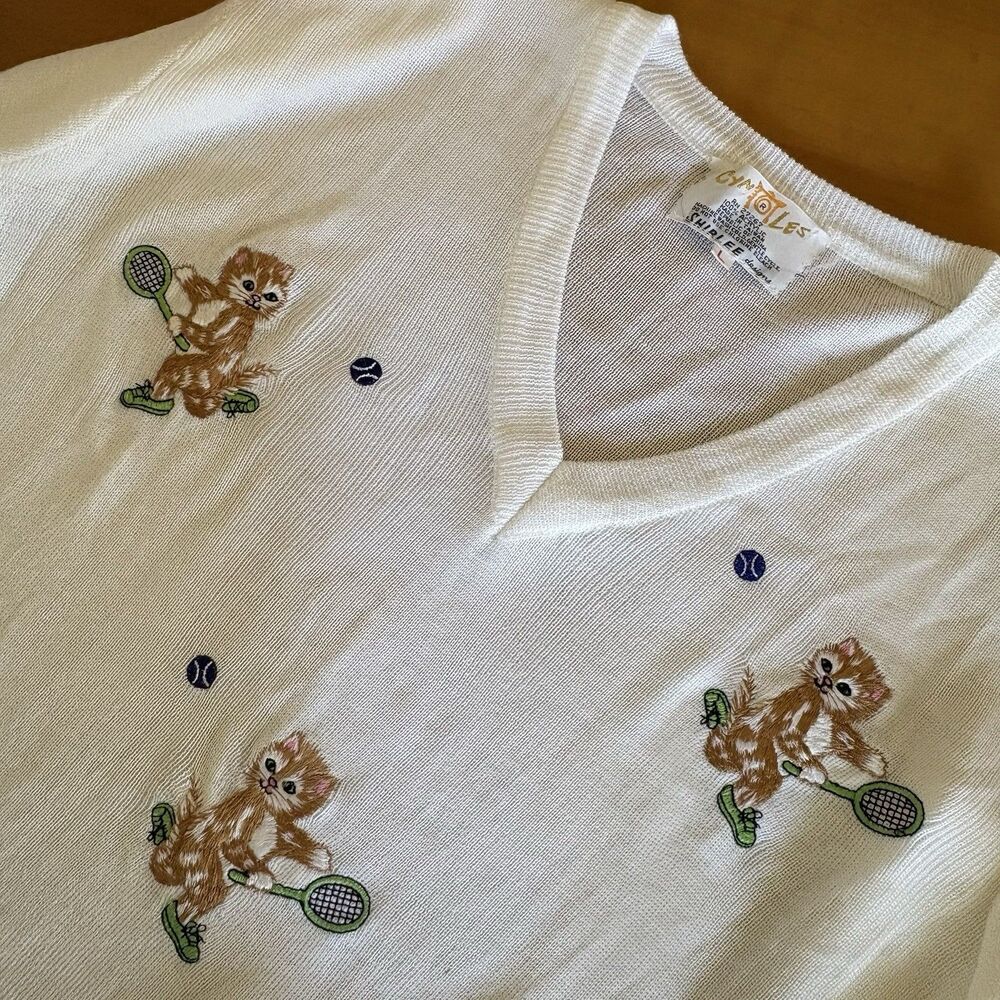Cyn Les White Knit V-neck Sweater Embroidered Cats Kittens Tennis Size L Vintage
